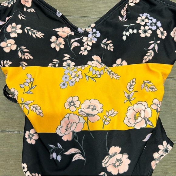 GB - Gianni Bini Swimsuit - Picture 7 of 7